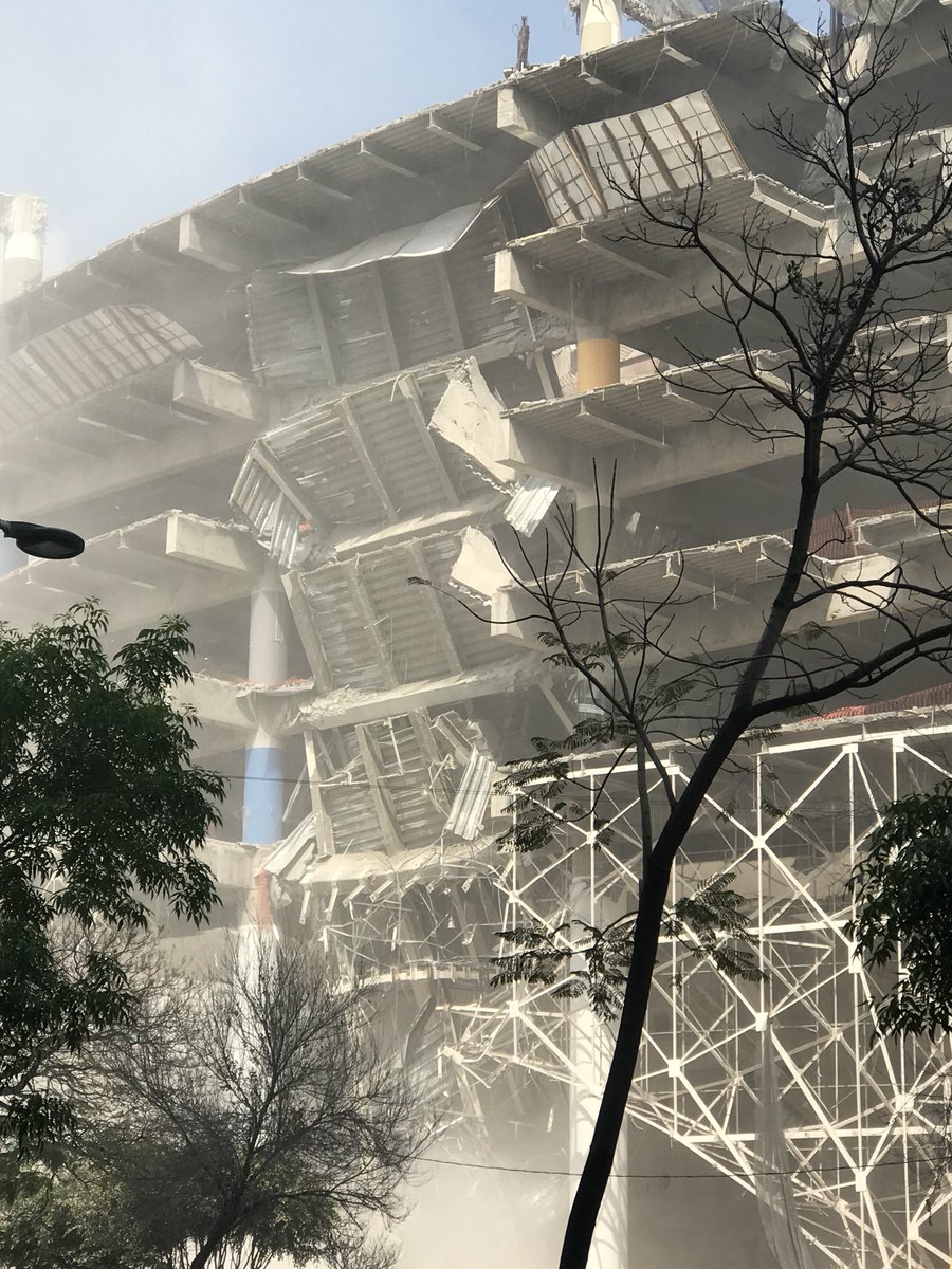 RuidoEnLaRed's tweet photo. #LoÚltimo 
Reportan derrumbe en Ejército Nacional y Ferrocarril de Cuernavaca. Cayeron lozas del edificio en construcción. No hay lesionados. https://t.co/BknZAl3oeI
