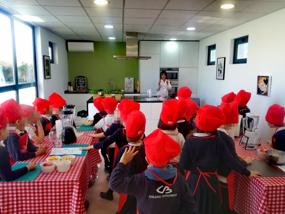 PauGonCB's tweet photo. Estrenando taller de cocina 🍽️👏 con #primerodeprimaria #aprendermanipulando #habitossaludables #huerto #sembraditos @ColBernadette https://t.co/GwC7mqCDaZ