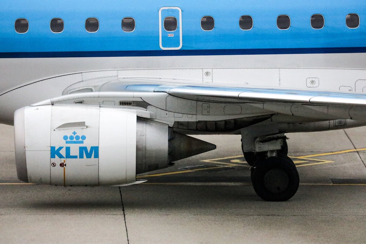 Alx__Fly's tweet photo. @KLM 's Embraer in GVA-LSGG just after landing from AMS-EHAM https://t.co/Mgw2ndo0UB