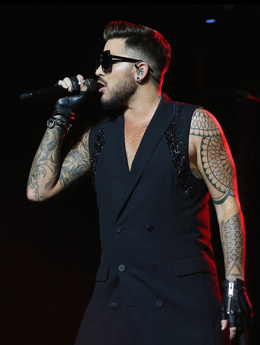 BuffyCook's tweet photo. More from 📸:wireimage #qal #kingofqueen #vocalgod  #awesome #lookingfly #whataperformer 😍😍 https://t.co/2dkiG0GV8n