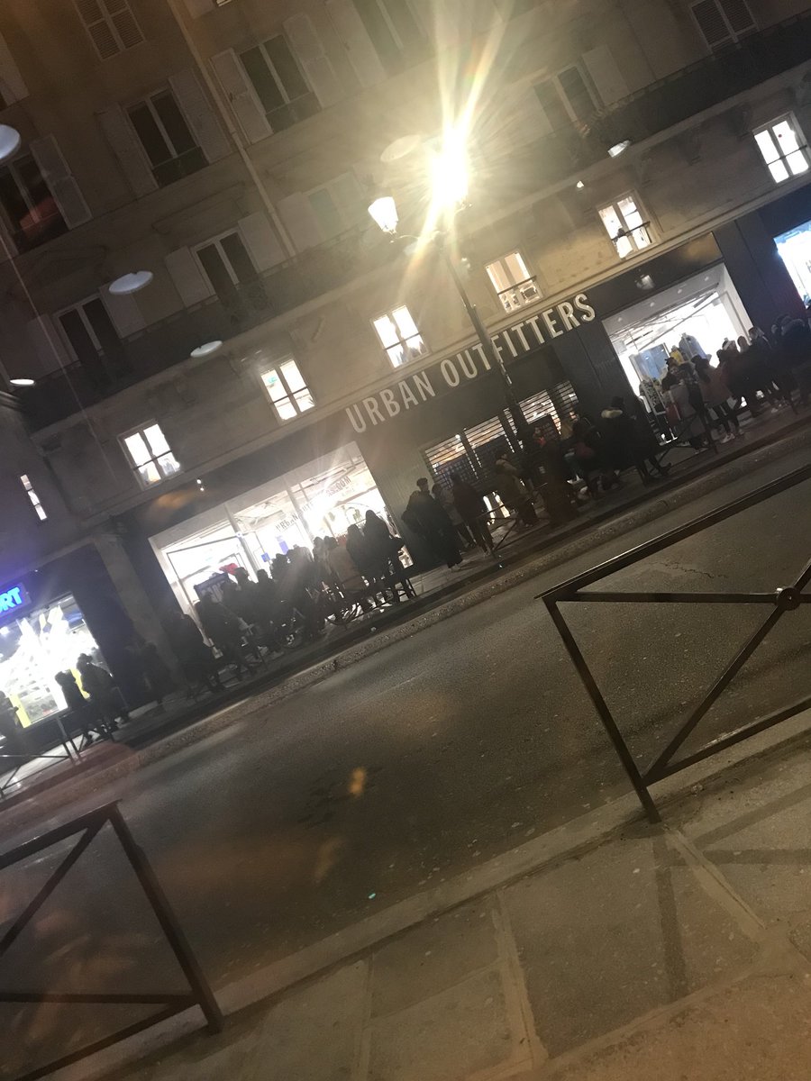 AliceFoucher9's tweet photo. Un évent sans autorisation, ça donne ça... #urbanoutfitters #déception #floptotal https://t.co/W1UO4HFmCO
