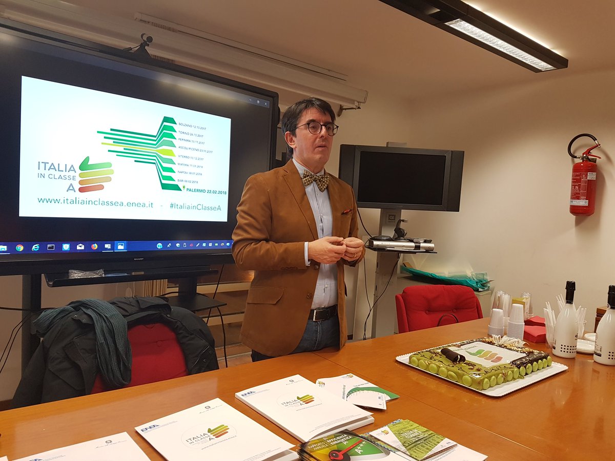 ItaliainClasseA's tweet photo. "Stiamo viaggiando con #ItaliainClasseA non solo per promuovere l'#efficienzaenergetica ma anche per far parlare i territori". Iniziamo l'appuntamento con @soc_influencer con l'introduzione di @disianto @ENEAOfficial. https://t.co/a74aaHKFw5