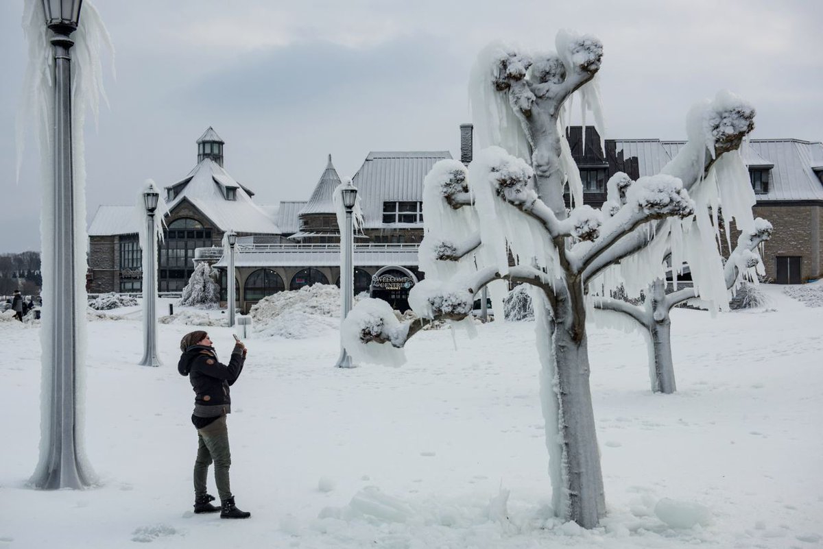 A6. When the temperatures drop, bundle up and explore Niagara Parks when its blanketed in snow and ice bit.ly/2EJrZ4b #CanadaChat