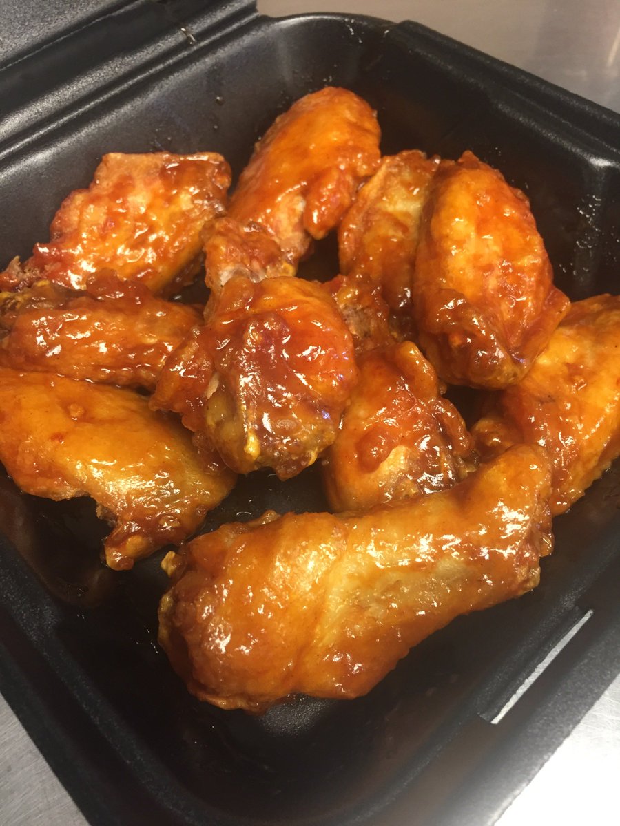 WingsOverMKE's tweet photo. Happy #WingsOverWednesday! RT this for a shot at a free pound of boneless wings! Must follow to be eligible to win! https://t.co/LLUOsVmTIY