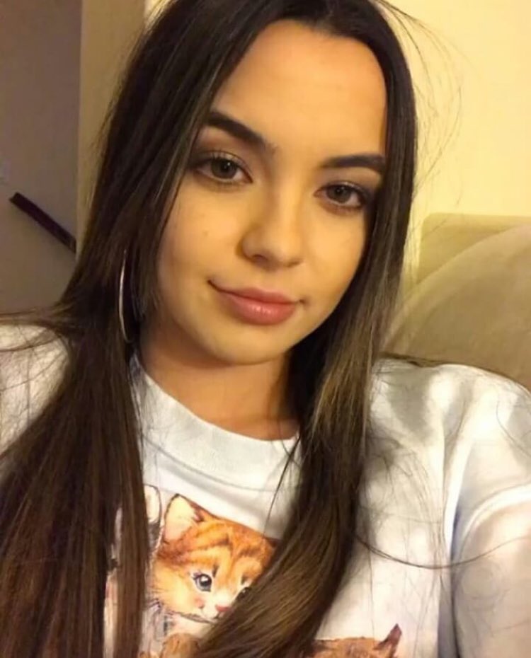 SiCKOFLEO's tweet photo. i should just make one of these every week. she deserves it. anywho. i’ve been a bit of a ghost these past few days so i just wanted to remind everyone that i appreciate this girl. a lot. she’s my best friend and she’s beautiful. also that second pic is her face whenever i speak. https://t.co/73wY5RKcu2