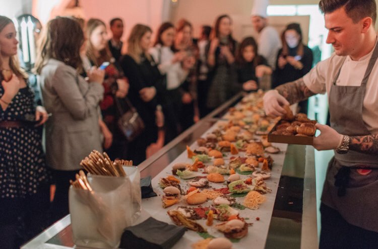 HRP_Events's tweet photo. The lavish architecture of #BanquetingHouse adds a touch of #GlitzandGlamour to #daytimeevents ☀️🏰 Read all about a guests experience of the #PalacePearlsofWisdom event here https://t.co/3R3aW0jZHg https://t.co/Y79ir30goV