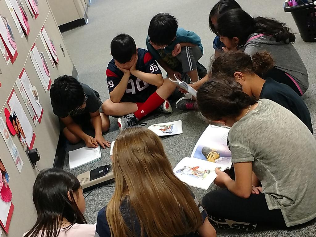 CME_Russell's tweet photo. Listening center time... Martin Luther King Jr. #blackhistorymonth # biographyvsautobiography @AP_JackieBoyd @librarytime04 @CME_Tigers @snoopymcb https://t.co/3u1DBeF2fP