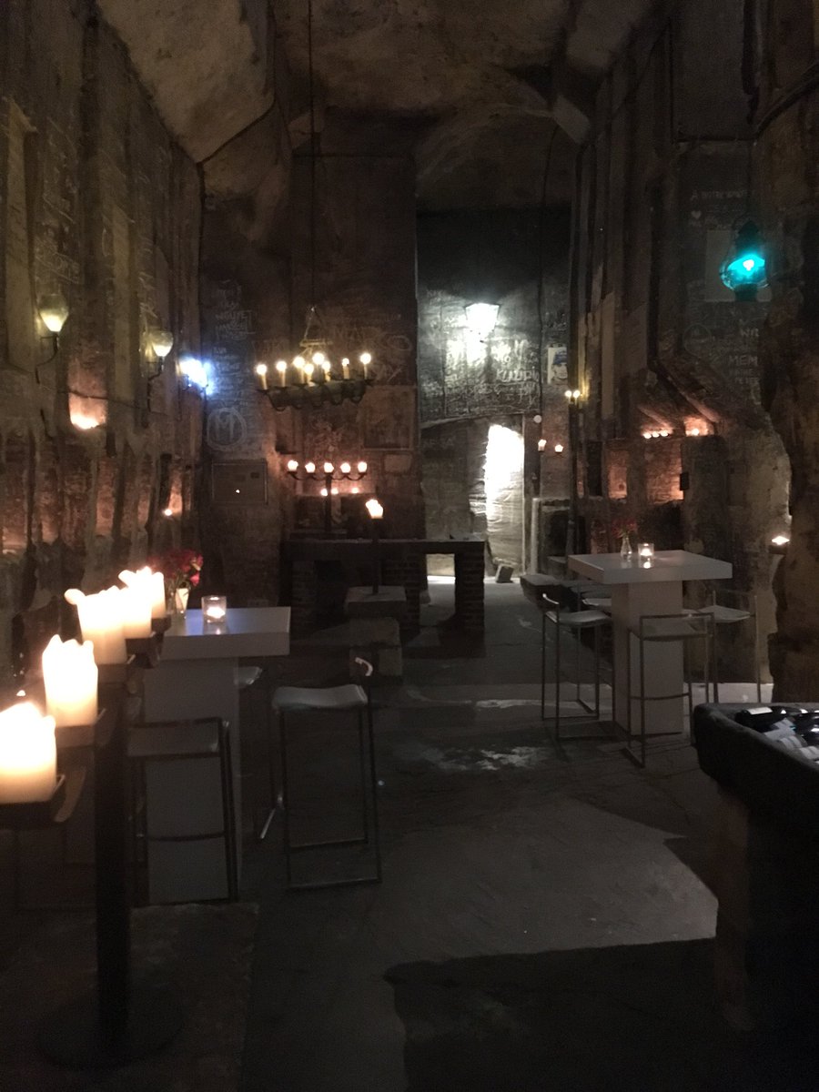 mghzijlstra's tweet photo. Prachtig Château Neercanne: indrukwekkende grotten mét handtekeningen van Beatrix, Lubbers en andere Europese regeringsleiders uit 1991. #neercanne #events #maastricht https://t.co/UoEeYXxFEd