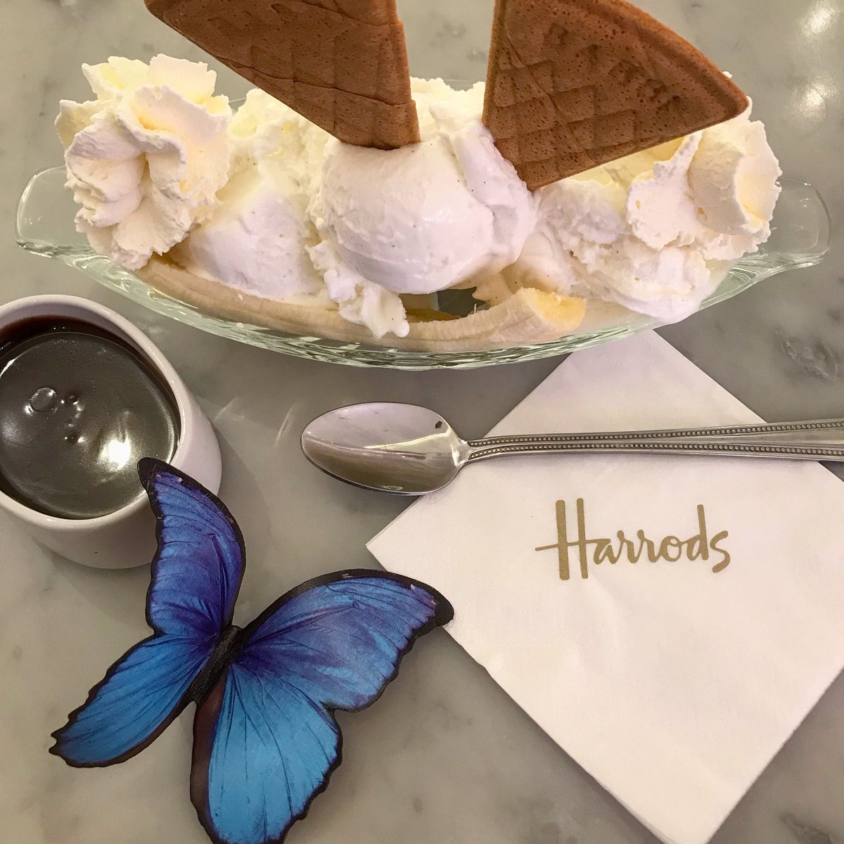 MariaAris17's tweet photo. #happymaro :)
#harrods #butterfliesontour #lovelondon #bananasplit https://t.co/F2txyTBXbb
