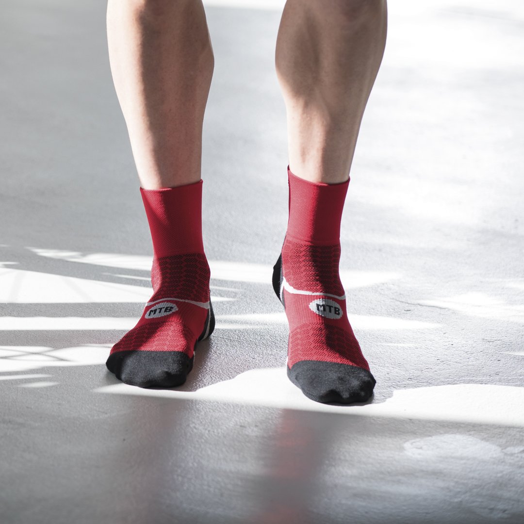 FalkeSA's tweet photo. Tackle the off-road in our robust MTB socks.  Extra length sensitive cuffs &amp; ankle elastication provide comfort, stability &amp; support without constriction and keep out dirt. Like &amp; share to win a hamper with our MTB, STRIDE running socks &amp; a pair of calf sleeves.  #falkebike #MTB https://t.co/UHBsTIDm3c