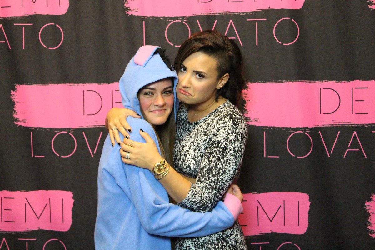 DDLrt1's tweet photo. lovato love you forever #BestFanArmy #iHeartAwards #Lovatics https://t.co/pvubwGOp6o
