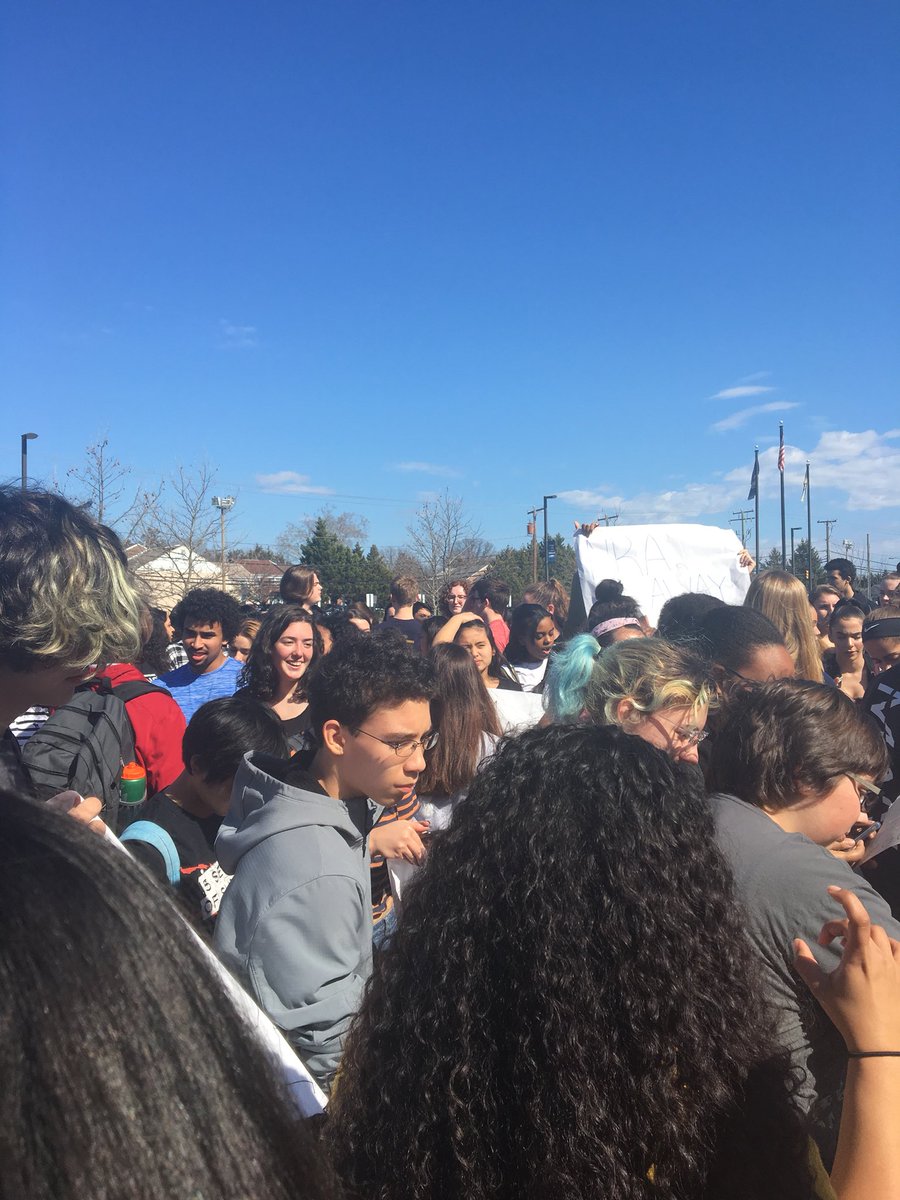 EHSTheCurrent's tweet photo. Edison students joined schools across the country and stood outside of the school for 30 minutes today to protest gun violence in schools and remember the victims of the recent Florida tragedy. #NationalSchoolWalkout https://t.co/dhSadxjJNr