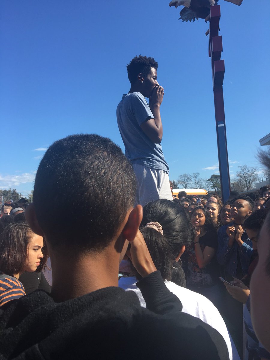 EHSTheCurrent's tweet photo. Edison students joined schools across the country and stood outside of the school for 30 minutes today to protest gun violence in schools and remember the victims of the recent Florida tragedy. #NationalSchoolWalkout https://t.co/dhSadxjJNr