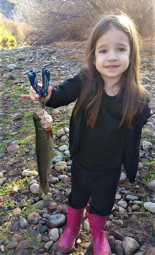 _Darcizzle_'s tweet image. RETWEET if YOU support young ladies that #fish. Thanks Patrick B for sharing your granddaughters FIRST fish with us! Looking forward to more! #kids #fishing