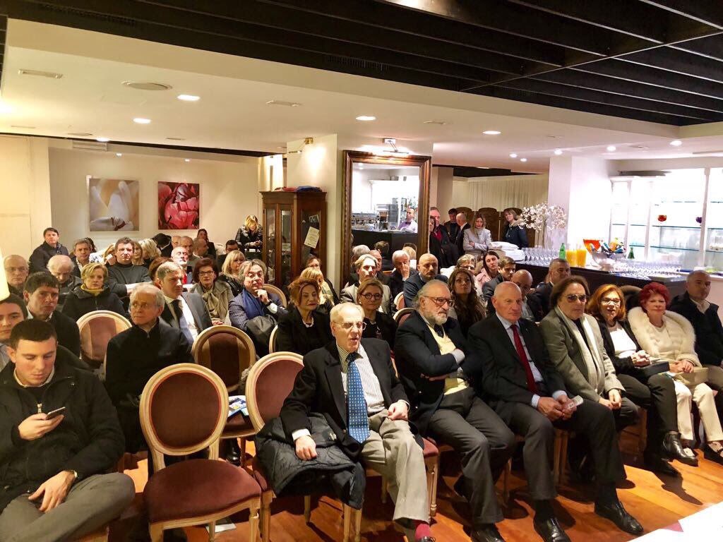 CalabriaTw's tweet photo. Senza sosta proseguono i nostri incontri con i cittadini. C'è tanta partecipazione, ma sopratutto c'è la voglia di restituire al Paese un governo democraticamente eletto. Ci separano 10 giorni dal voto, la vittoria è vicina. Forza Italia! #elezioni2018 https://t.co/3THxOZ4kHq