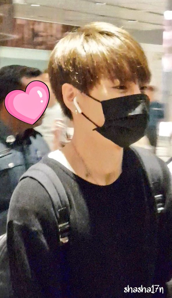 shasha17n's tweet photo. 180221 Sanggyun arrival at Singapore Changi Airport for Stargram Concert!
Sanggyun is SO HANDSOME in person! I couldn't take my eyes off him. 💕💕💕
#JBJ #상균 #STARGRAMinSG #21Feb2018 https://t.co/zJVVI6JVDd