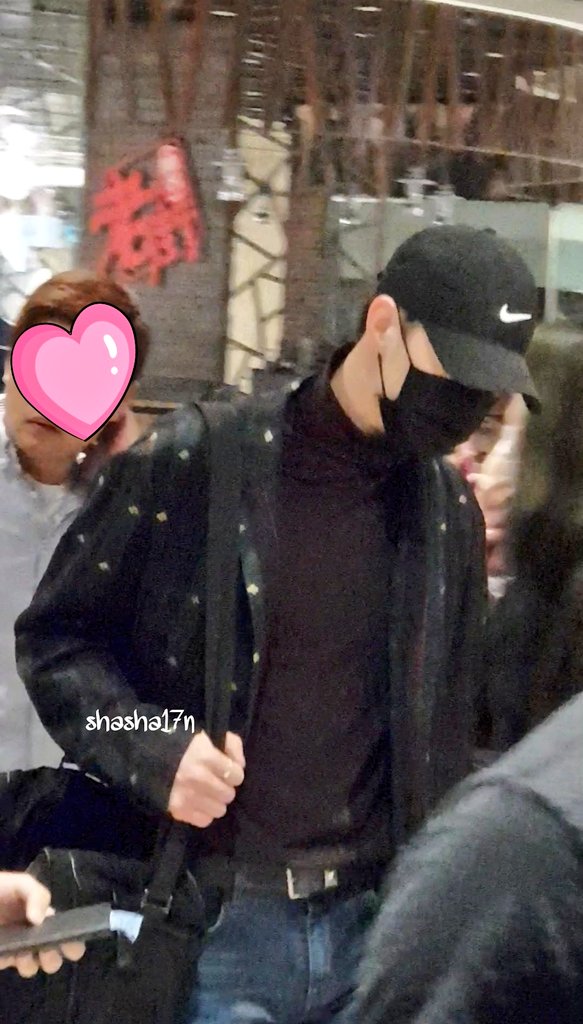 shasha17n's tweet photo. 180221 Hyunbin, Donghan & Taehyun arrival at Singapore Changi Airport for Stargram Concert!
Taehyun walked way too fast that I wasn't able to get a clear shot of him. ☹
#JBJ #현빈 #동한 #태현 #Stargram #21Feb2018 https://t.co/62Pm3Bq8JA
