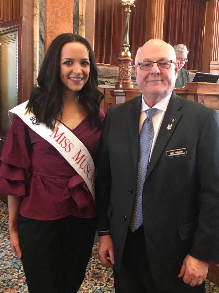 MissMuscatine's tweet photo. Busy day for @mgehlsen...she met with Representative Gary Carlson from Muscatine today! #roadtoMissIowa2018 #MissMuscatine #IowaCapitol https://t.co/QHKs7EjHYV