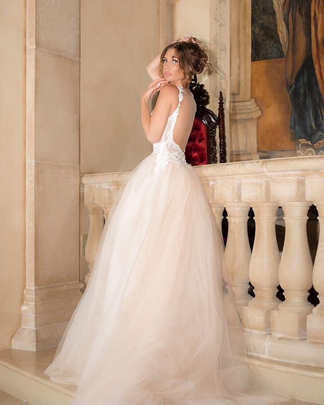 NaamaAnatBridal's tweet image. @taylorjeancox looking stunning in our #bombshellcollection which can be found exclusively @friscobridalboutique || Hair and Makeup: @wzbeautystudio | Flowers: @hautepoppiesfloral | Dress Designer: @naama_and_anat_bridal | Photography: @williambichara | Venue: @belladonnacha…