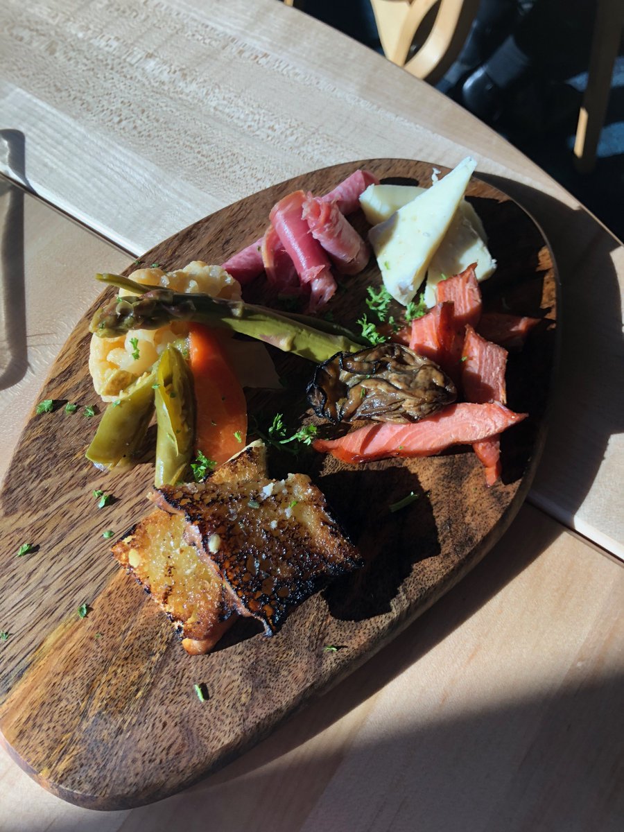 localocean's tweet image. We're always finding new ways to bring you the freshest seafood! And, now with our new bar open, you can experience our Bar Bites Menu featuring such tasty treats as Salmon Sliders and our Smoked Fish Charcuterie Board - Bon Appétit 🥂  #localocean #findyourlocal #seatotable