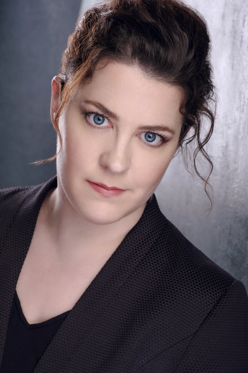 GigiBurgdorf's tweet image. New year, new headshots. Thanks to @KimHardyPhoto!