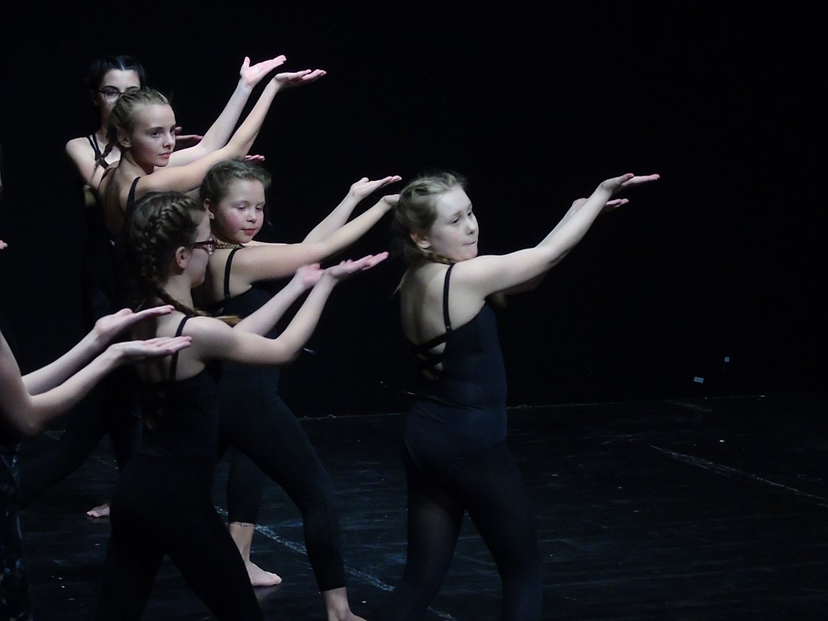 MaddockQAS's tweet photo. We really enjoyed watching the dance showcase this evening, a massive well done to everyone who performed! @QASCaversham #iloveboarding https://t.co/Cl9gcADm0C