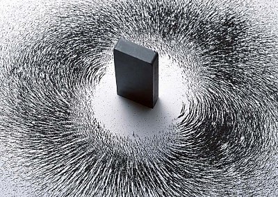 Mattpanipinto's tweet photo. #UWT122
A permanent magnet interacts with iron filings around it by causing them to become polarized. As they polarize, they line up, describing the larger magnet's field. Upon removal of the large magnet, the filings will cease thei magnetic behavior. https://t.co/QE3zHoxAKu