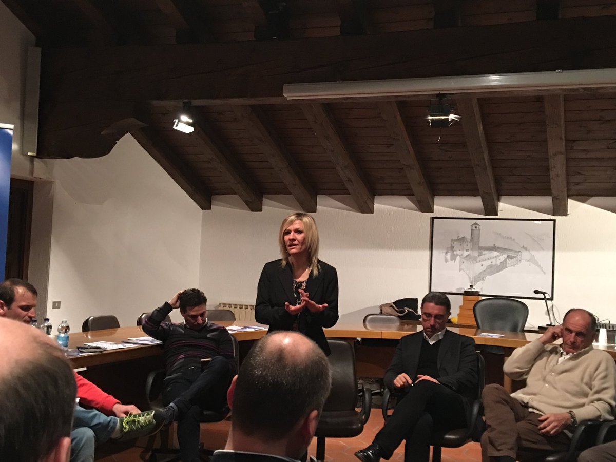 La Salle <a href="/AlessiaFavre/">alessia favre</a> Toutes les fois que viens dans cette salle je lis à nouveau la page pendue du Peuple Valdôtain; tout d’abord nous défendrons le plurilinguisme et la promotion de notre patrimoine linguistique et culturel, pour le soutien de notre identité Valdôtaine.