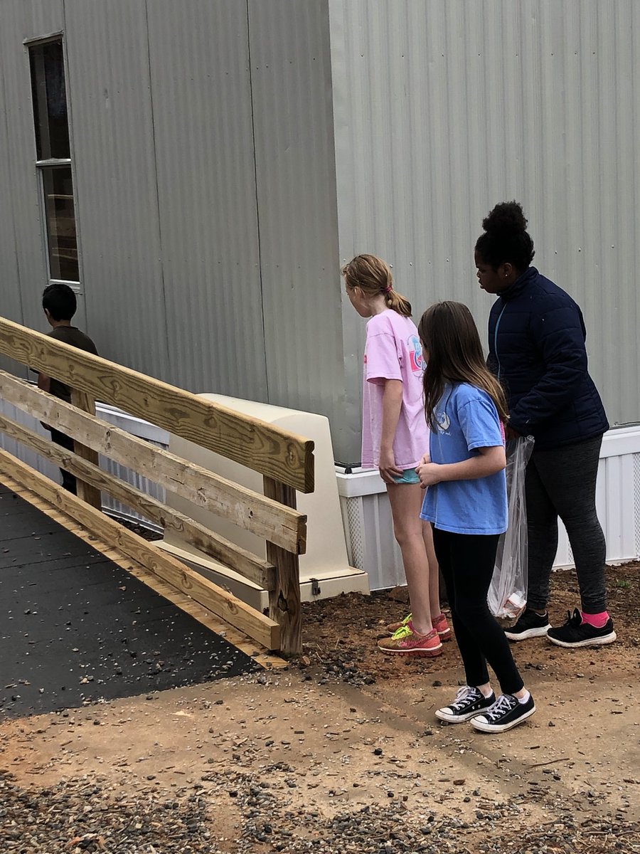 superinshades's tweet photo. Putting First Things First by taking care of our school with our Accountability Partners! @MsKShearin #SynergizeSuccess @CombsCatchUp https://t.co/qcPfofVbAZ