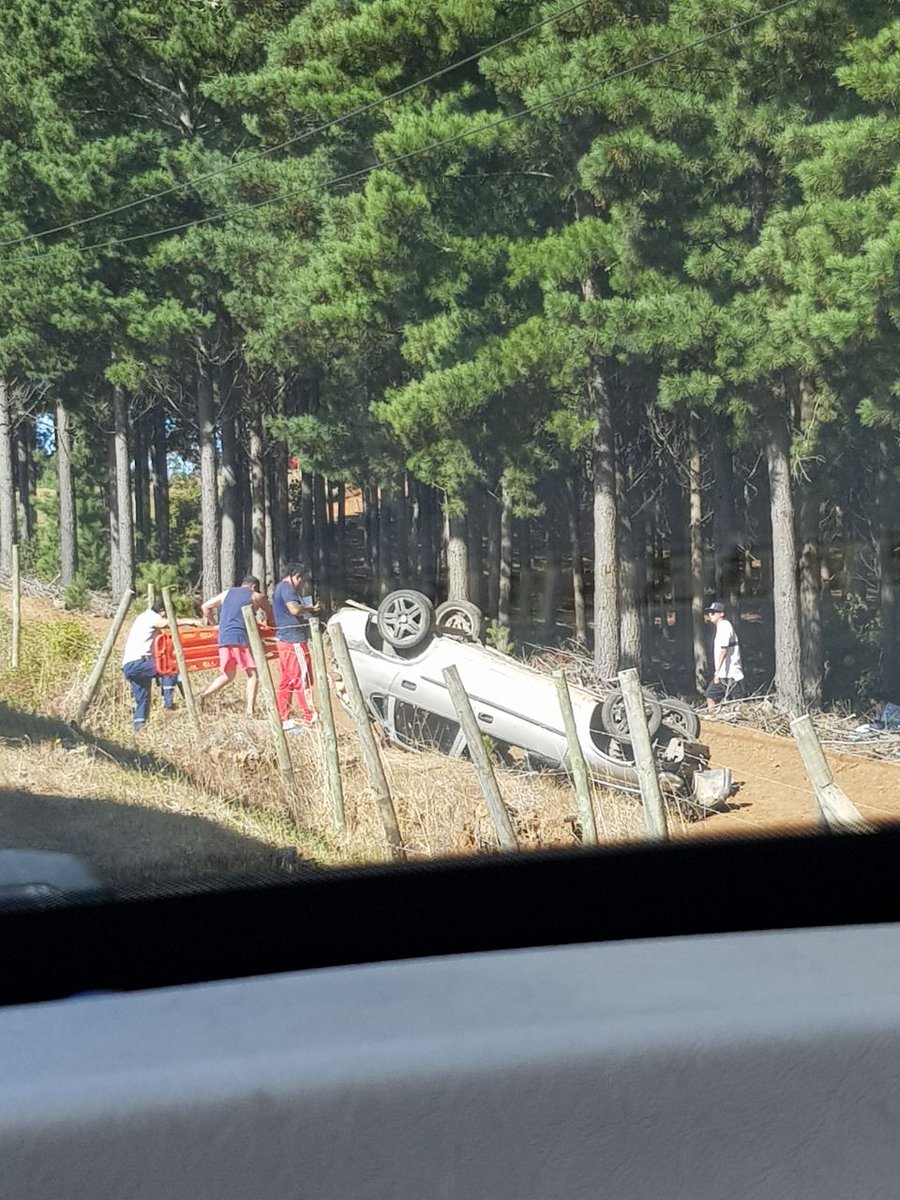 MarceBustaman's tweet photo. Imqgen de accidente en la ruta hacia Pichilemu que deja varias personas con lesiones de diversa consideracion.
Trabaja personal de bomberos Paredones personal de salud y carabineros. @RNEOHIGGINS https://t.co/q856BUYIDJ
