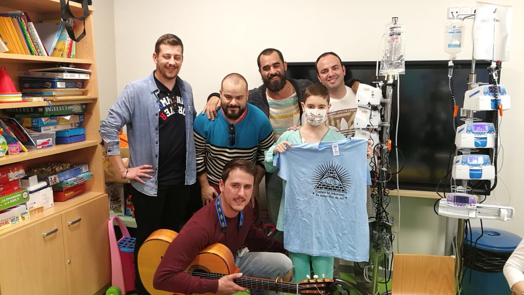 Un millón de gracias <a href="/loswatercloset/">Murga Los Water Closet</a> por acercar el Carnaval a la planta de Oncología del Hospital Materno Infantil y que nuestro compañero Álvaro haya podido disfrutar de vosotros en directo!!! #ánimlÁlvaro!