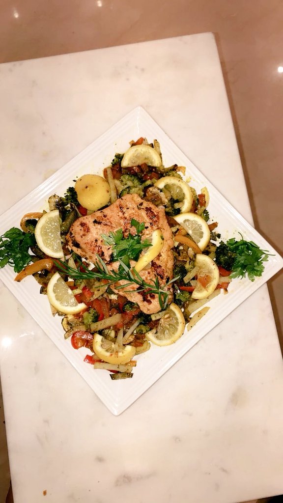khaledaljedia's tweet photo. My slowly cooked lemon&amp;rosemary salmon with vegetables 💕
#move_it #تريض https://t.co/U5XCNTHrVb