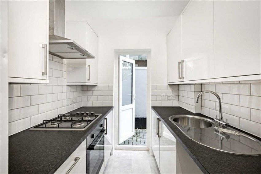 AspireFurzedown's tweet photo. This newly refurbished two bedroom flat has been decorated and refurbished beautifully throughout, from the amazing front of the house to the large private garden.
Take a look around >>> https://t.co/YDpI5nGF16
#LettingsOfTheWeek #RibblesdaleRoad https://t.co/CDAmHRujnX