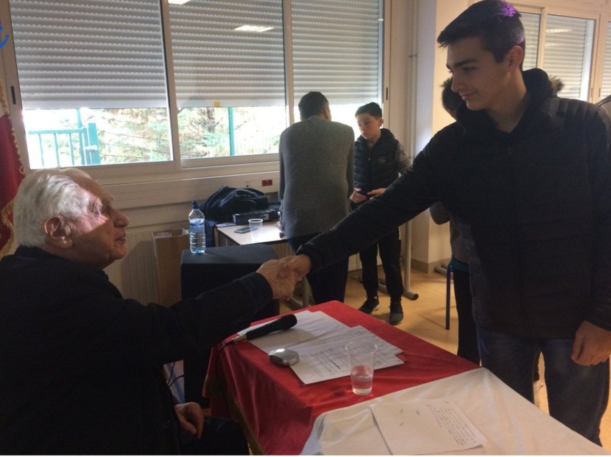 SF_Tourrette's tweet photo. 🇫🇷 RESISTANCE 🇫🇷
Conférence de MonsieurJ.Brewaeys au @clgRCassin de @TourretteLevens
sur son parcours de résistant pendant #2gm #WW2
#FFI à 17 ans commando
"Je coordonnais les parachutages". #4emechoc @O2LaLiberation @VilledeCluny https://t.co/6tRYv5K3MN