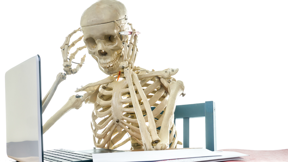 Скелет за компьютером рисунок