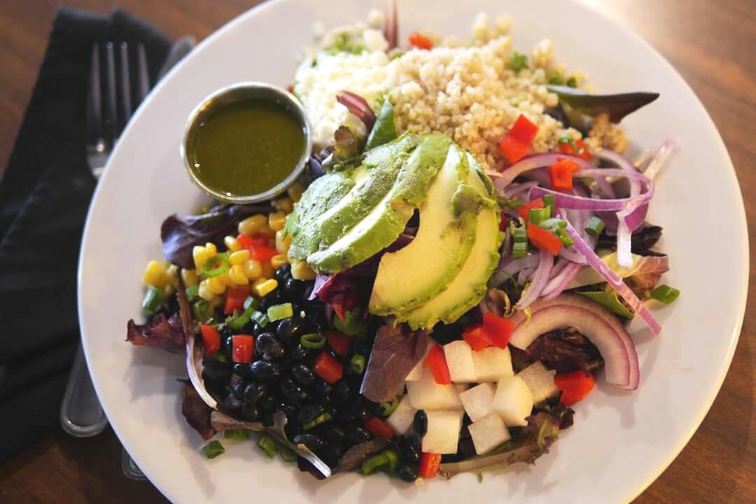 29PalmsInn's tweet photo. Add a little more color to your diet with our black bean & quinoa bowl. It's crunchy, colorful, and tasty! #ColorMeHealthy #EatTheRainbow https://t.co/191tsLsBlP
