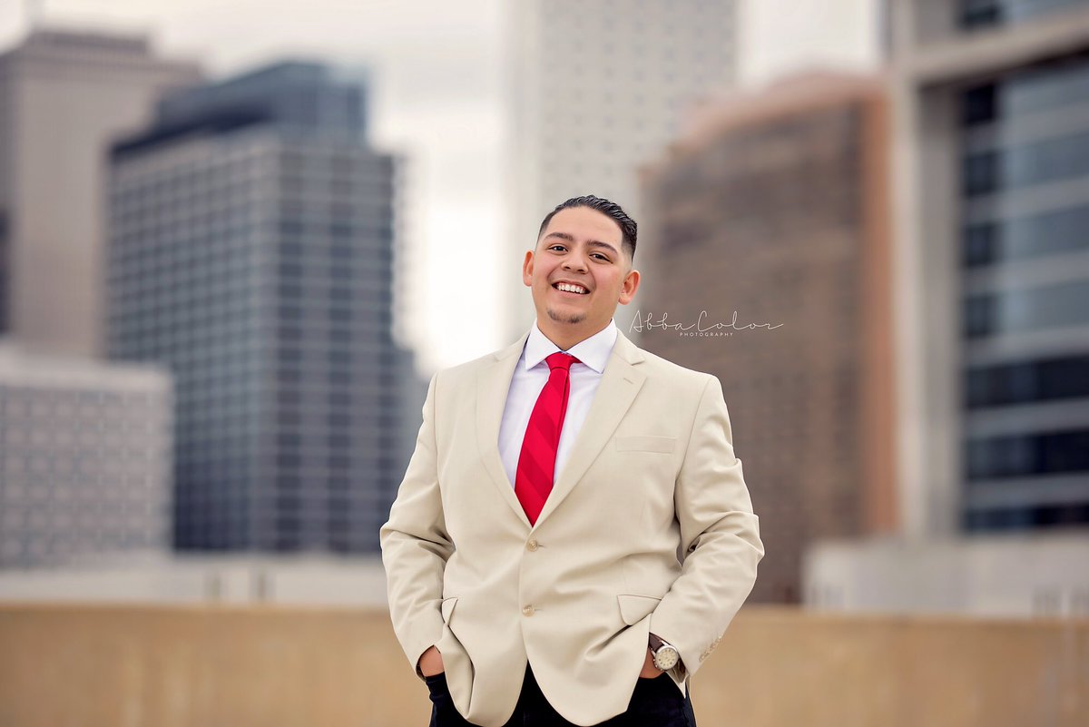 abbacolorphoto's tweet photo. Hey #seniors1018 are you ready to book your senior photos!?!?! #downtownhouston #houston https://t.co/V5Znq5Mz1g