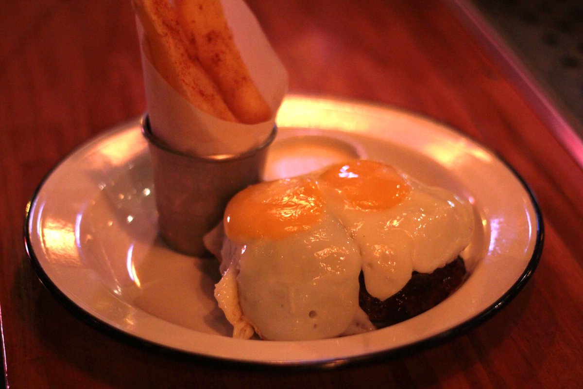 Tremeeeeeeeeeeeeeendo entrecot (360 gramos) a caballo.

Uno de los placeres infinitos de <a href="/_churrasqueria/">Churrasquería</a> 

#CarneYVermut #ParaTodaLaGente y para #GorditosFelices