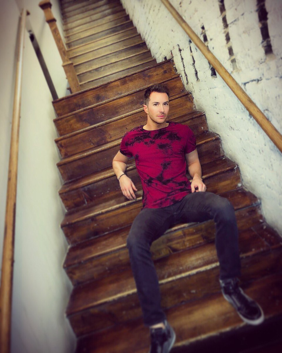 PaulJolleyMusic's tweet image. When you’re out with your bestie  and a photo op presents itself, what do you do?...
You take it! 😉📸
#badlighting
#Tryingtoohard
#Bestie
@ajsgoodtimebar