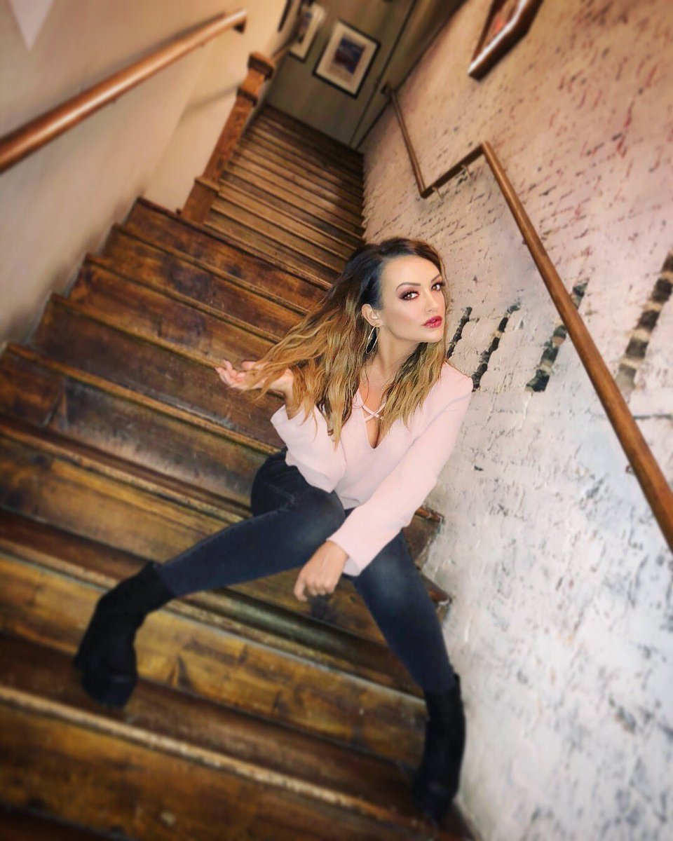 PaulJolleyMusic's tweet image. When you’re out with your bestie  and a photo op presents itself, what do you do?...
You take it! 😉📸
#badlighting
#Tryingtoohard
#Bestie
@ajsgoodtimebar