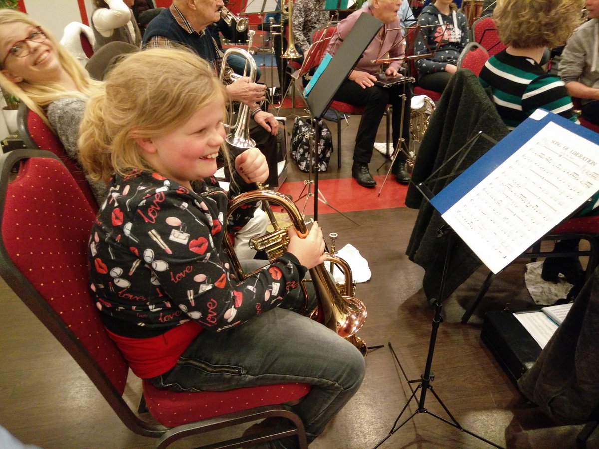 Vanavond hebben drie leerlingen tijdens de repetitie meegespeeld. Twee blazers en een slagwerker. Zo enthousiast!