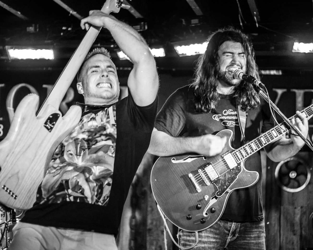 dazormusic's tweet photo. Throwback to the last time we sweat all over the Seahorse.
Will we wear the same band t-shirts again? Only one way to find out! (Tomorrow 10pm with the Royal Volts and Electric Spoonful)
#Halifax #livemusic #AltRock #halifaxnoise #dazor #cheeky #genericbandtees https://t.co/JjD1R3eyJc