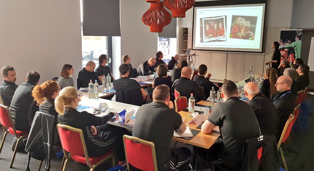 BSchelstraete's tweet photo. 📱 #Walletfie ? 🤔😁
📸 @SFV_ASF 
👏 #UefaStudyGroup  
🔝 #WomensFootball https://t.co/pvlSWwZefI