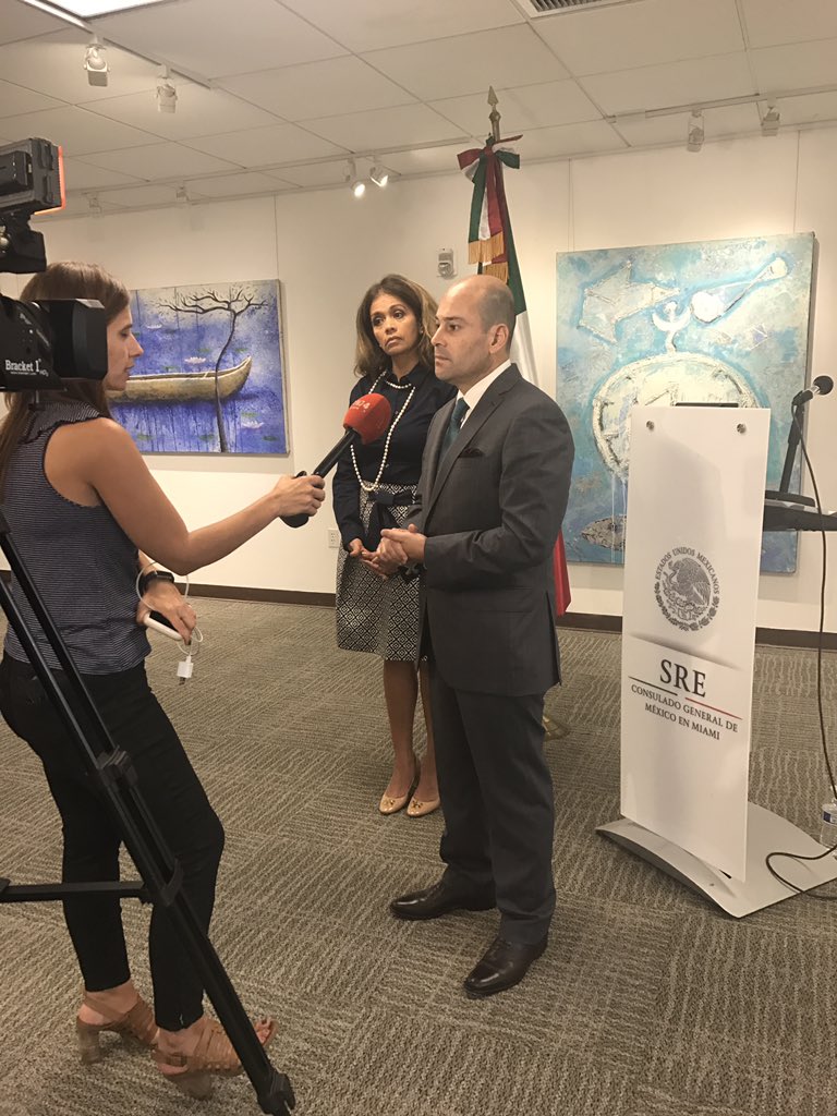 ConsulMexMia's tweet photo. @ConsulMexMia comparte con medios las últimas acciones de asistencia consular a la familia Duque. #MarjoryStonemanDouglasHigh #MartinDuque #BrowardShooting #AcércateatuConsulado #ConocetusDerechos https://t.co/uPt7leNyI1