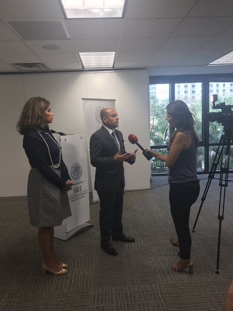 ConsulMexMia's tweet photo. @ConsulMexMia comparte con medios las últimas acciones de asistencia consular a la familia Duque. #MarjoryStonemanDouglasHigh #MartinDuque #BrowardShooting #AcércateatuConsulado #ConocetusDerechos https://t.co/uPt7leNyI1