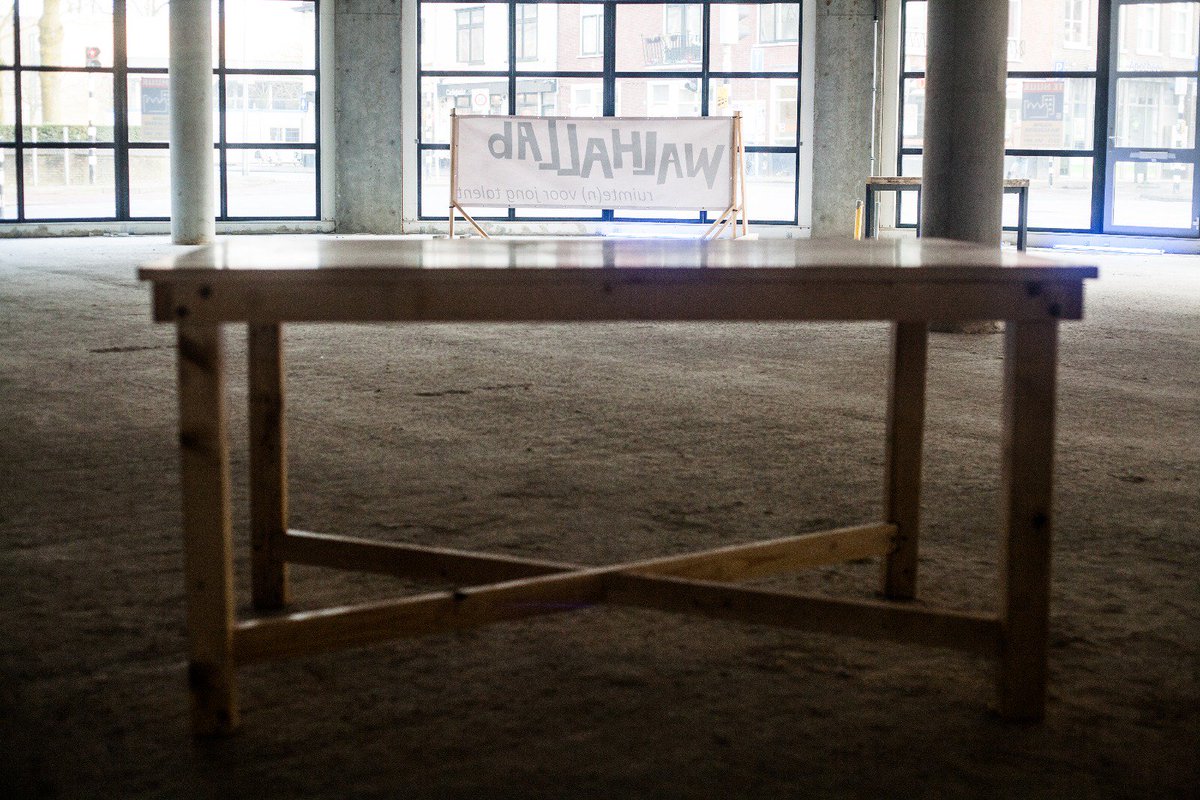 Bouwpakket van onze Tom Offerhaus. Bedenk, dit was vorige week nog lelijk, vies oud #hout. En Tom maakt daar dan zulke mooie tafels van. Ook één? Bestel nu en krijg 10% korting! info@walhallab.nl