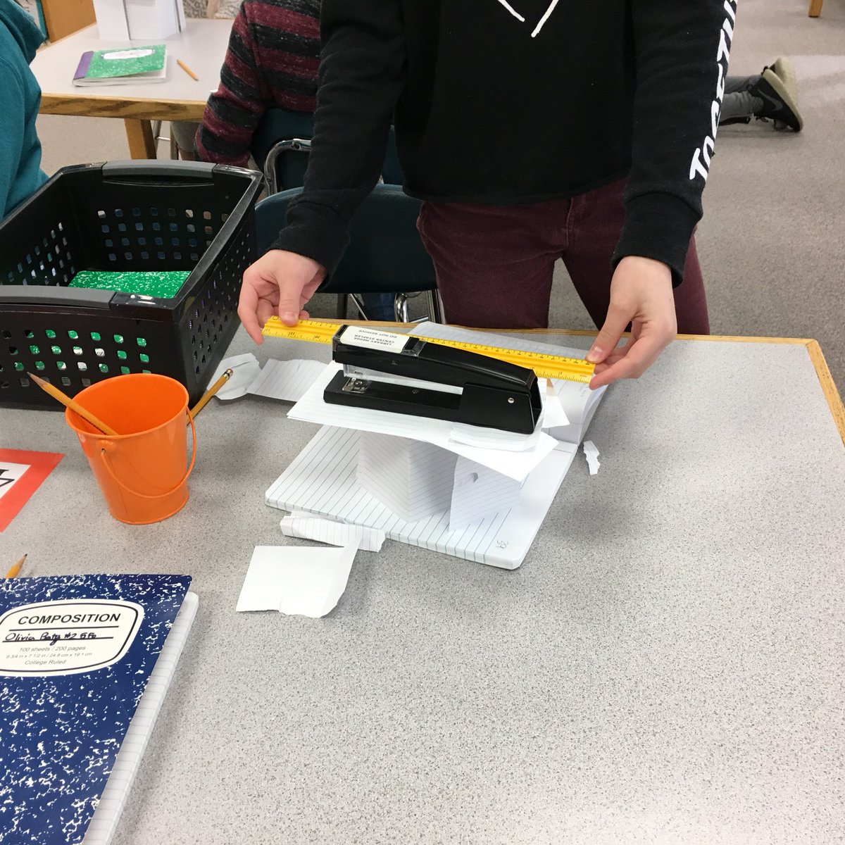 OWHolmesLibrary's tweet image. 5th graders rocked this design challenge. Index card bridge that supports a stapler? No prob! #oakpark97 #libraries97