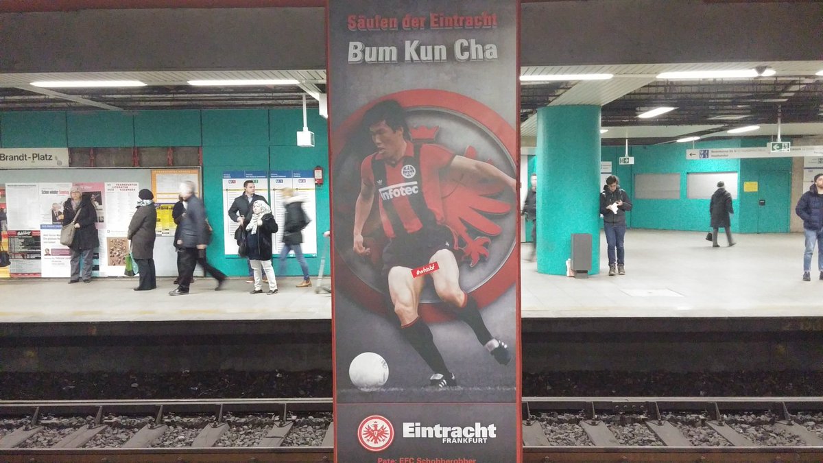 독일 프랑크푸르트 지하철 역(Willy Brandt Platz) 기둥에 붙어있는 영원한 레전드⚽ 차 붐⚽