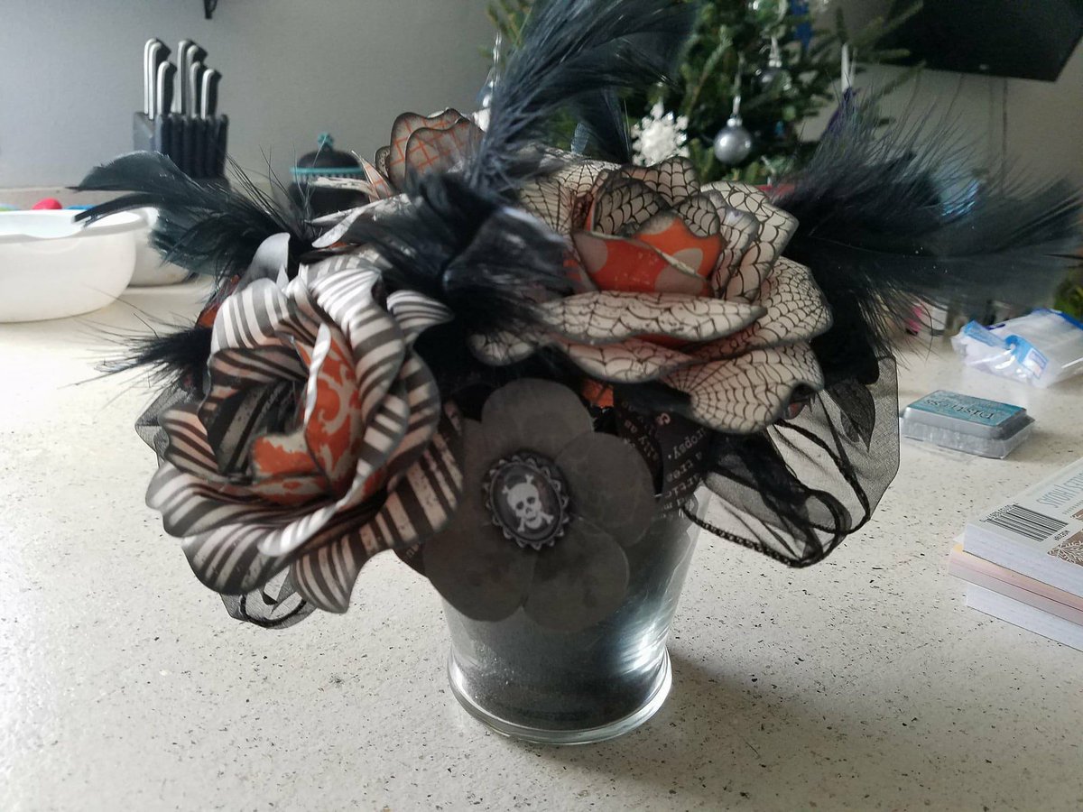 SouthbreezeCrea's tweet photo. Made these for a dear friend that loves Halloween! 
#paper, #paperflower, #paperflowers, #paperrose, #paperroses, #paperblooms, #paperflorist, #papercraft, #papercrafts, #papercrafting, #flower, #flowers, #centerpeice, #homedecor , #handmade, #cricutmade, #southbreezecreations https://t.co/YhynvE7WCg