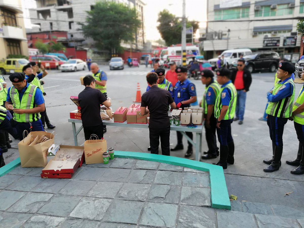ThisIsLuLu's tweet image. Had a pretty good start to a good day serving good coffee, donuts &amp;amp; Timbits to the good guys. #timhortonsph #coffeelove #mmda